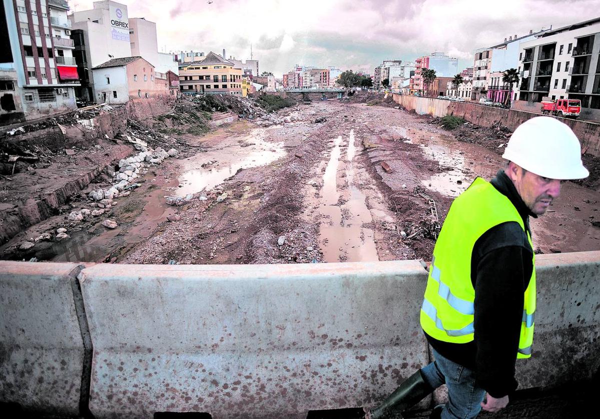 El barranco del Poyo presenta aún este aspecto mes y medio después de la tragedia.