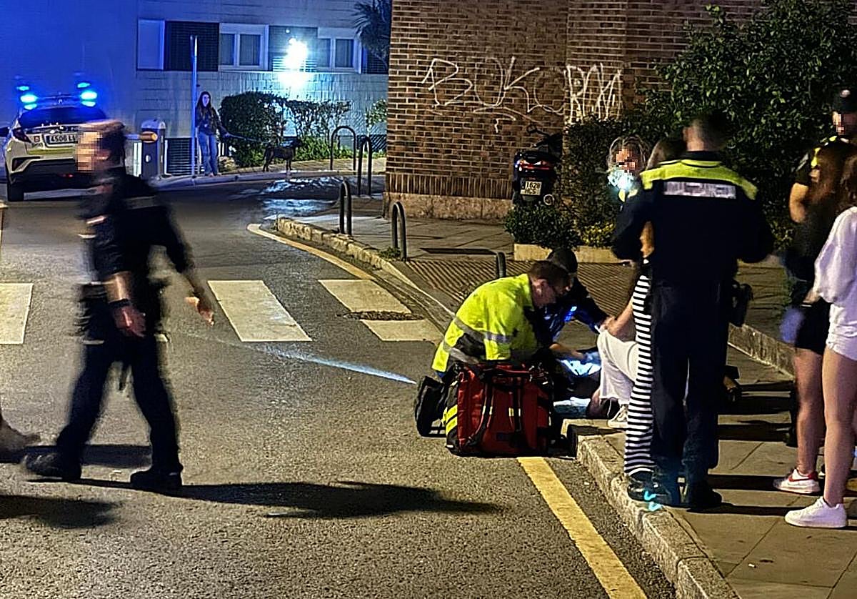 Sanitarios ayudan a la víctima.