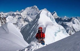 Vasiliev, hego-ekialdeko aurpegian egindako saiakeran Cho Oyu, Everest atzean duela.