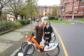 La alcaldesa Amaia Agirre a la derecha, junto a la diputada de Transportes, Movilidad y Turismo, Sonia Pérez.