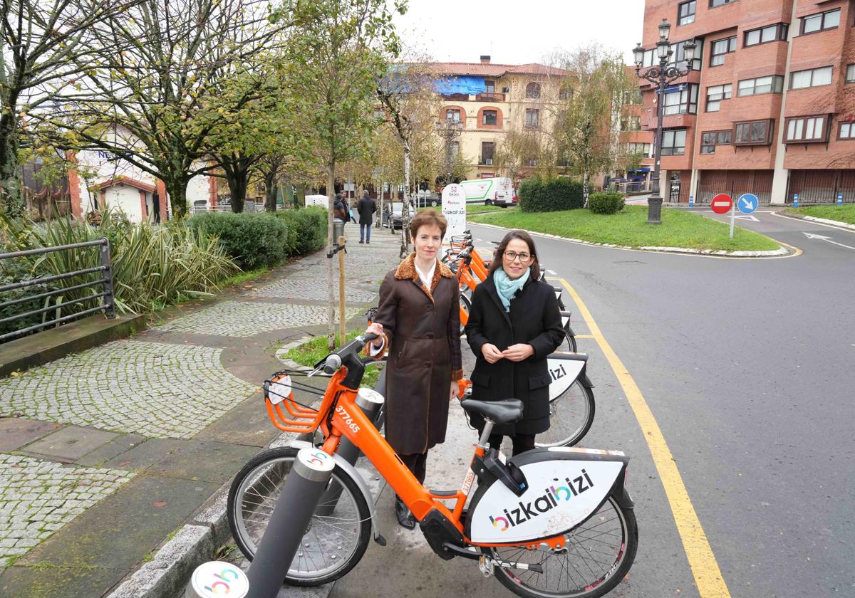 La alcaldesa Amaia Agirre a la derecha, junto a la diputada de Transportes, Movilidad y Turismo, Sonia Pérez.