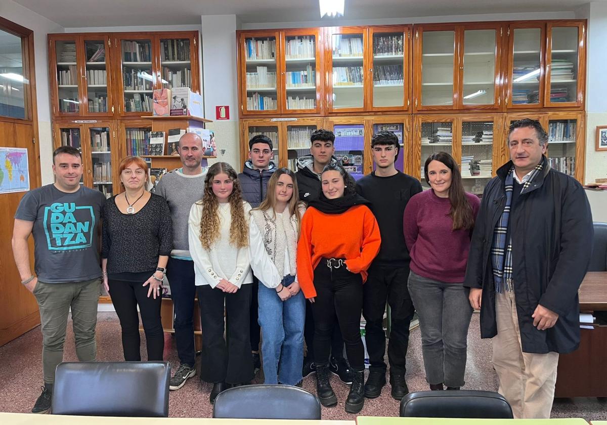 Los alumnos del instituto de educación secundaria de Balmaseda con Paula Jorge y Alfonso San Vicente.