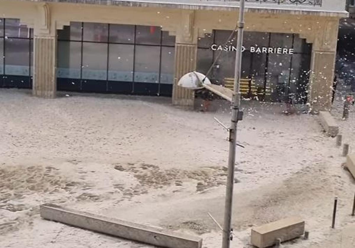 Impresionantes imágenes del paseo marítimo de Biarritz cubierto de un manto de espuma
