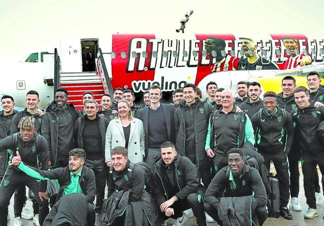 Felices. Foto de familia junto a la directora de Asuntos Corporativos de Vueling, Sandra Hors, antes de emprender el viaje.