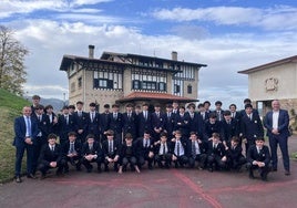 Los alumnos del Colegio Gaztelueta con su tutor, Erik Bissière, a la izquierda y el alcalde de Leioa, Iban Rodríguez, a la derecha.