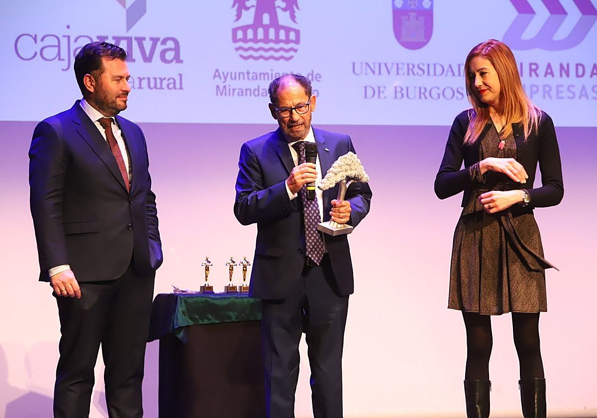 Herzog, con el galardón recibido, entre Eduardo Araguzo y Aitana Hernando.