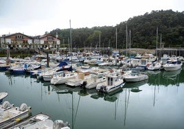 Barcos atracados en el puerto de Plentzia.