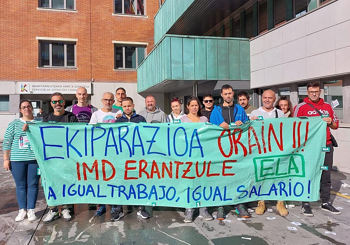 Socorristas y monitores, en una concentración frente al Ayuntamiento.