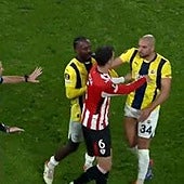 La tangana al término del partido por un encontronazo entre Sancet y Amrabat