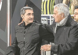 Valverde se saluda amistosamente con Mourinho.