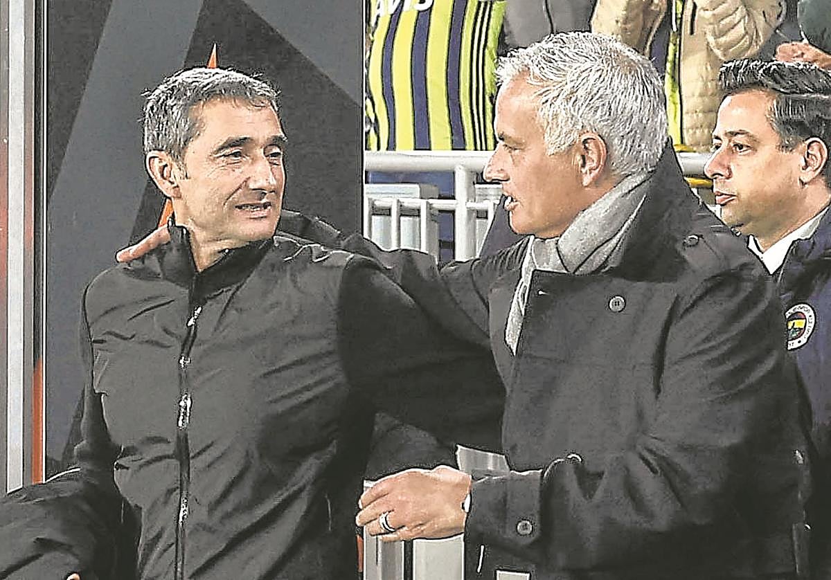 Valverde se saluda amistosamente con Mourinho.