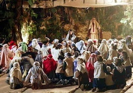 Los pastores adoran al niño en una representación anterior.