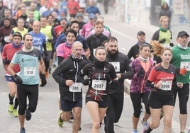 Un grupo de atletas, durante la pasada Media Maratón de Vitoria.