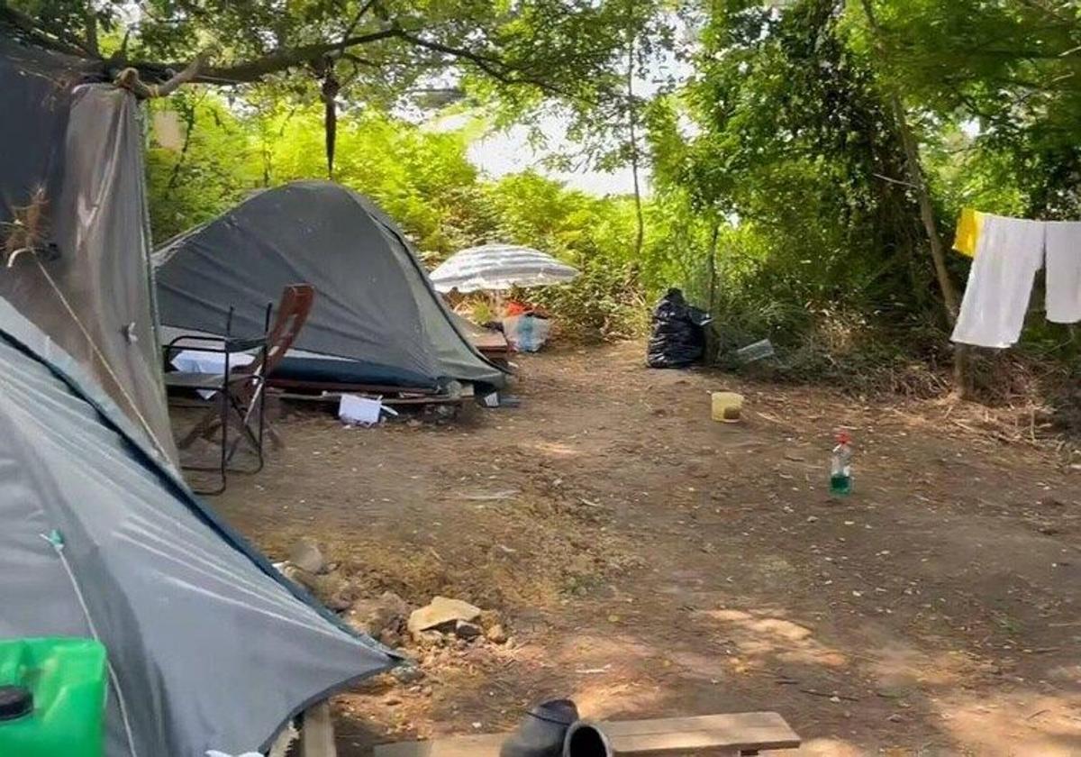 Campamento irregular de migrantes en Berango, en la zona límitrofe con Getxo.