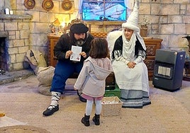 Olentzero y Mari Domingi reciben la carta de una basauritarra.