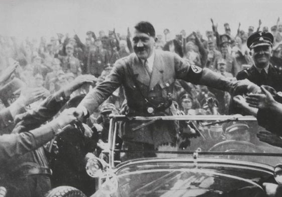 Adolf Hitler, aclamado por sus tropas en un acto multitudianario.