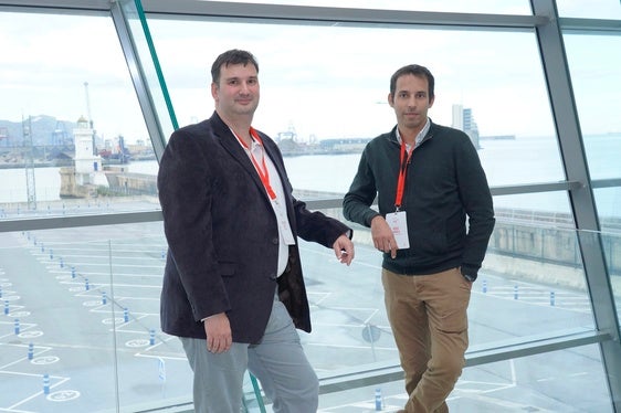 Luis Vela, responsable de mecatrónica del American Magic, a la izquierda, y Roger Frigola, experto en Simulación e Inteligencia Artificial del Emirates New Zealand, a la derecha.