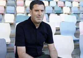 Imanol de la Sota, entrenador del Barakaldo, en Lasesarre.