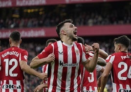 Paredes celebra uno de los goles del Athletic ante el Villarreal en San Mamés.