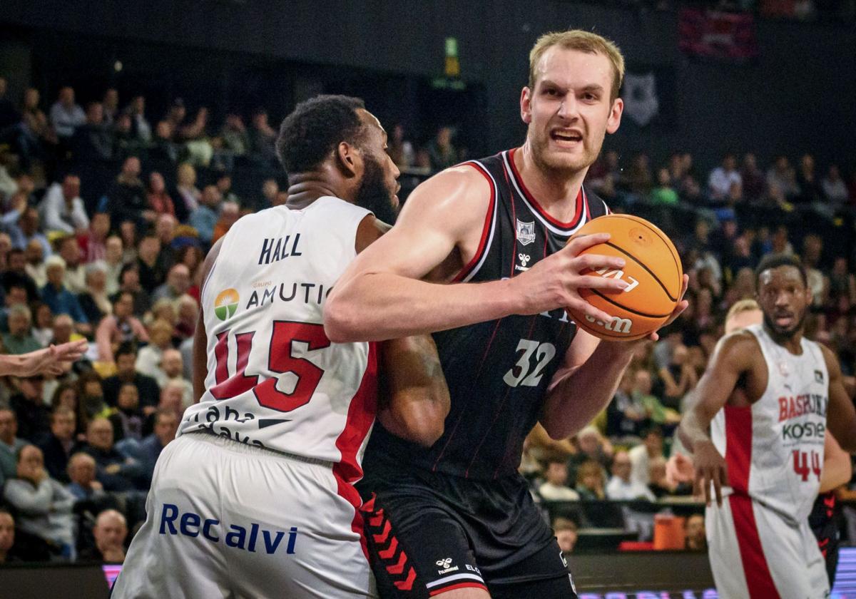 Hlinason supera a Donta Hall en el derbi de la pasada jornada ante el Baskonia en Miribilla.