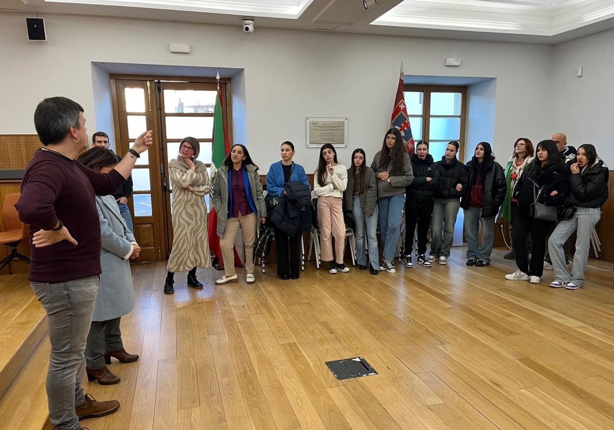 El alcalde Iñigo Hernando recibe a los estudiantes en el salón de plenos de Galdakao.