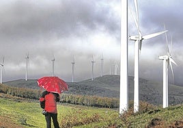 El parque eólico instalado en la cima del monte Oiz, uno de los dos proyectos que funcionan actualmente en Bizkaia junto al del Puerto de Bilbao.