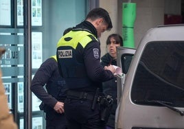 Un agente pone una multa a una conductora hoy en Vitoria.