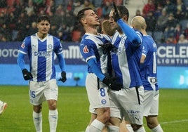 Los compañeros felicitan a Kike García tras uno de sus goles en El Sadar.