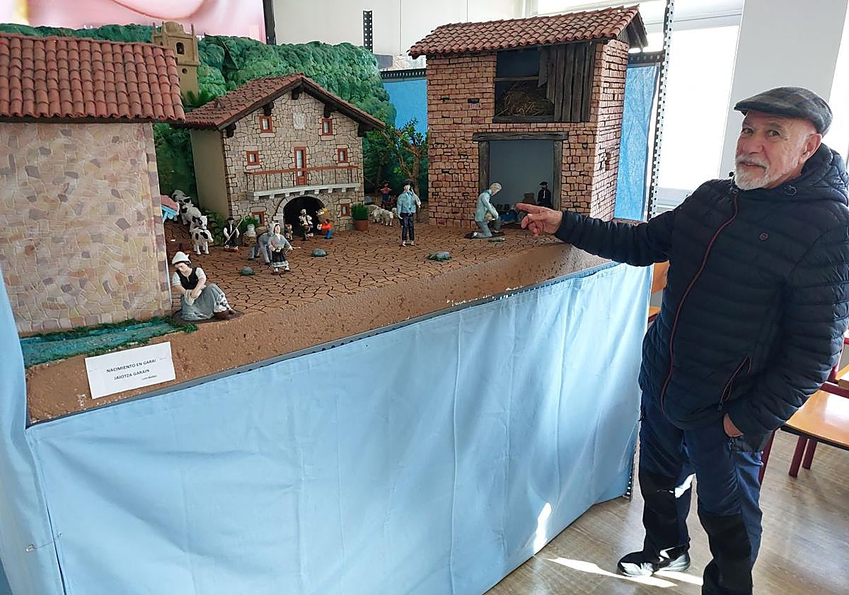 Imagen principal - Luis Ibáñez lleva la Navidad a los escaparates de Durango con una decena de belenes