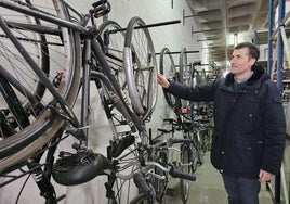 El concejal Gorka Zubiaurre muestra las bicicletas que estaban almacenadas y que se enviarán ahora a Valencia.