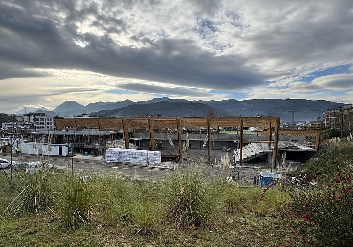 Se ha montado la estructura de madera que formará parte del techo del edificio