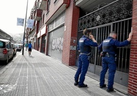 Dos ertzainas acuden a un edificio de Deusto en el que se produjo un ataque de violencia de género, en marzo del año pasado.