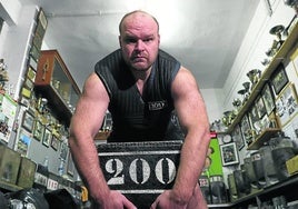 Stepan Tsirkin, durante un entrenamiento con una de las cuatro piedras que levantará en Asteasu.