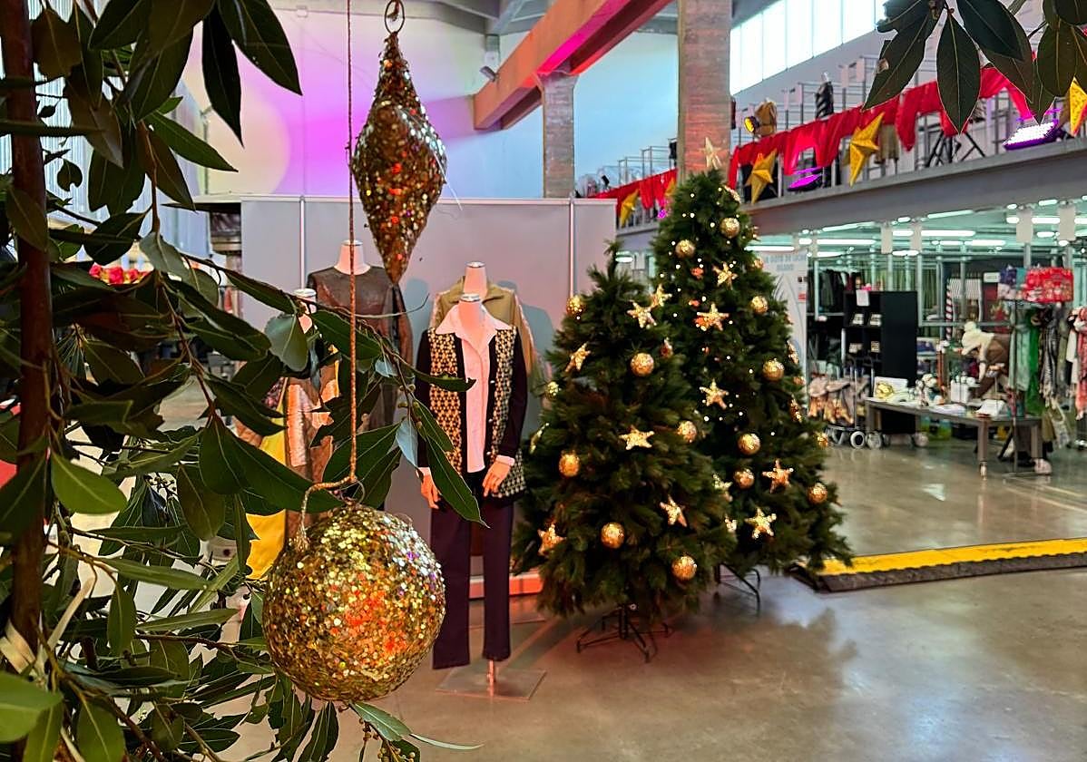 Mercedes de Miguel invita a un mercado navideño en su atelier con música, magia y sus prendas rebajadas.