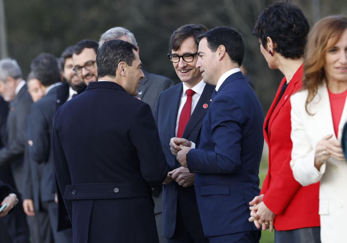 Juanma Moreno, Salvador Illa e Imanol Pradales conversan a su llegada al Palacio de la Magdalena de Santander.