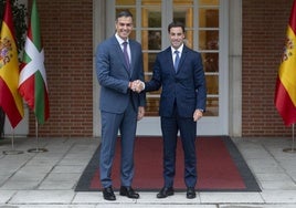 Pedro Sánchez e Imanol Pradales, durante su reunión en Moncloa el pasado septiembre.