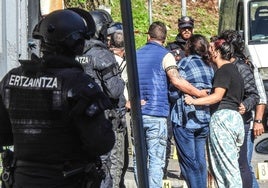 Estado de la escalera que da acceso a las viviendas de los afectados de Zubileta.