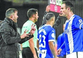 El Chacho Coudet conversa con Kike García, ahora mismo el delantero titular del Alavés.