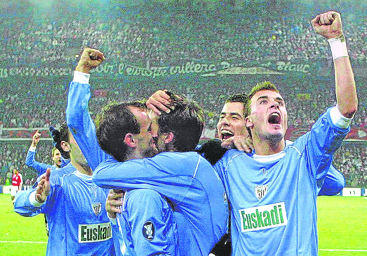Los futbolistas del Athletic celebran la victoria.