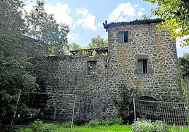 Parte del tejado de la casa del guarda del Refor se ha caído.