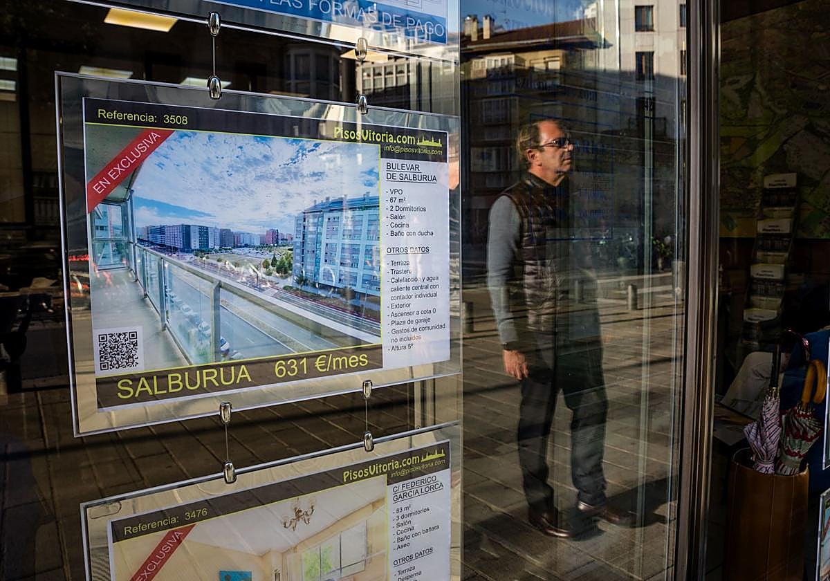 Un hombre observa el escaparate de una inmobiliaria en la capital alavesa.