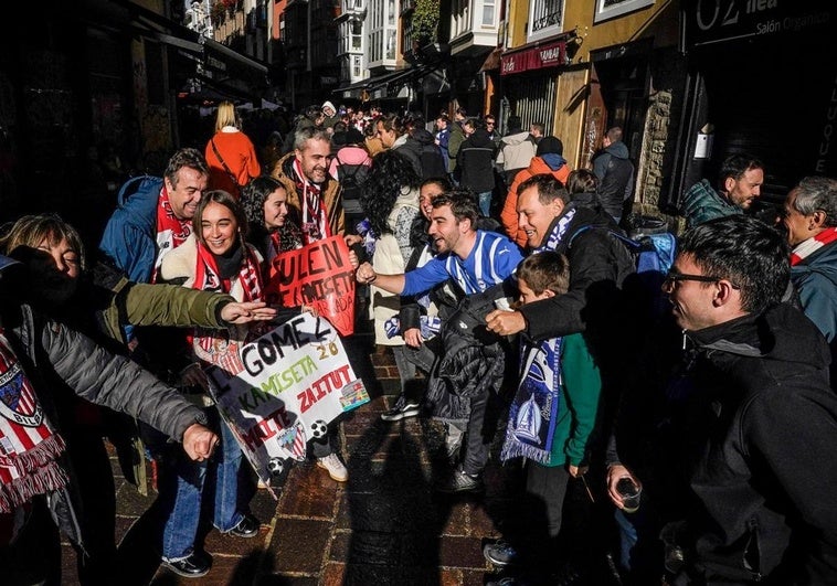 Las aficiones del Alavés y el Athletic dan color a Vitoria: «Esto es una fiesta»