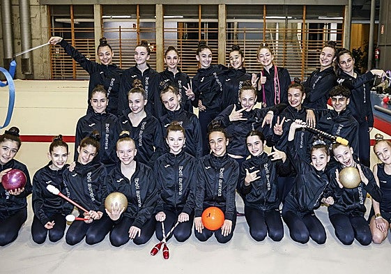 Integrantes del club Beti Aurrera de gimnasia rítmica en el polideportivo de Abetxuko.
