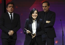 La baracaldesa Alauda Ruiz en el momento de recoger el premio, ayer sábado en Madrid.