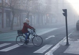 Vitoria ha amanecido este lunes con frío y niebla.