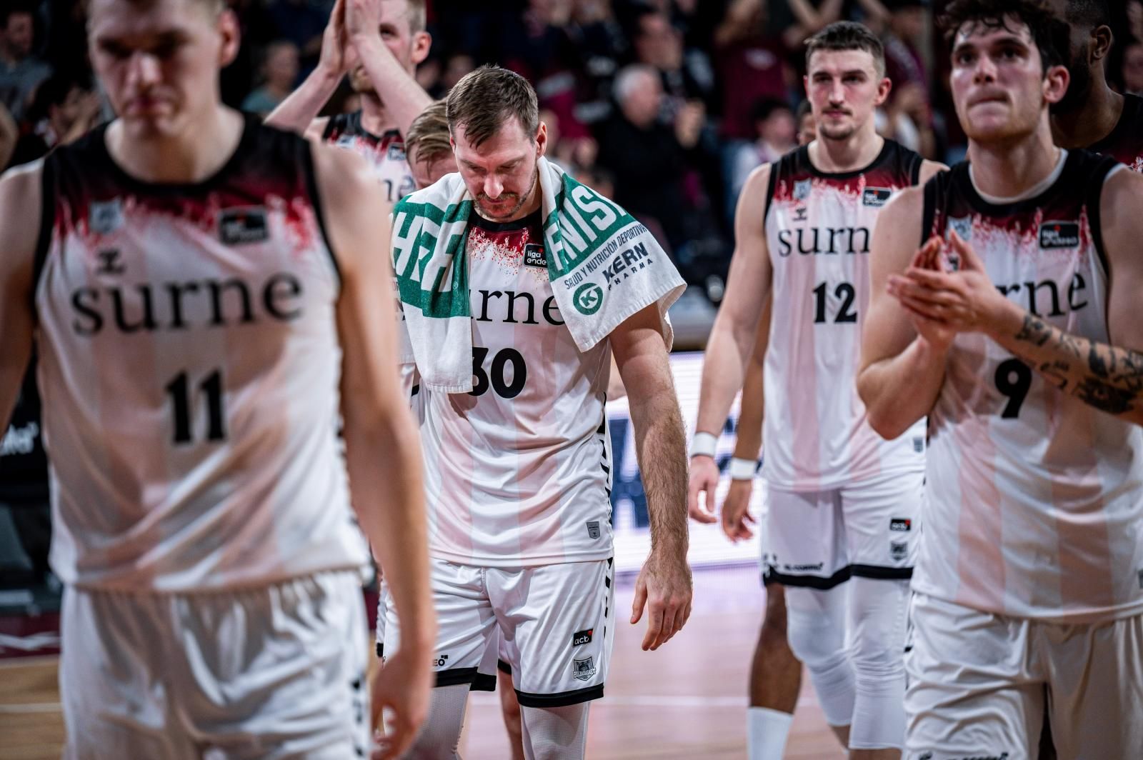 Los jugadores del Bilbao Basket, cabizbajos tras ofrecer un mal partido en la cancha del Lleida.