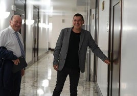 Andoni Ortuzar y Arnaldo Otegi, en los pasillos del Parlamento vasco.