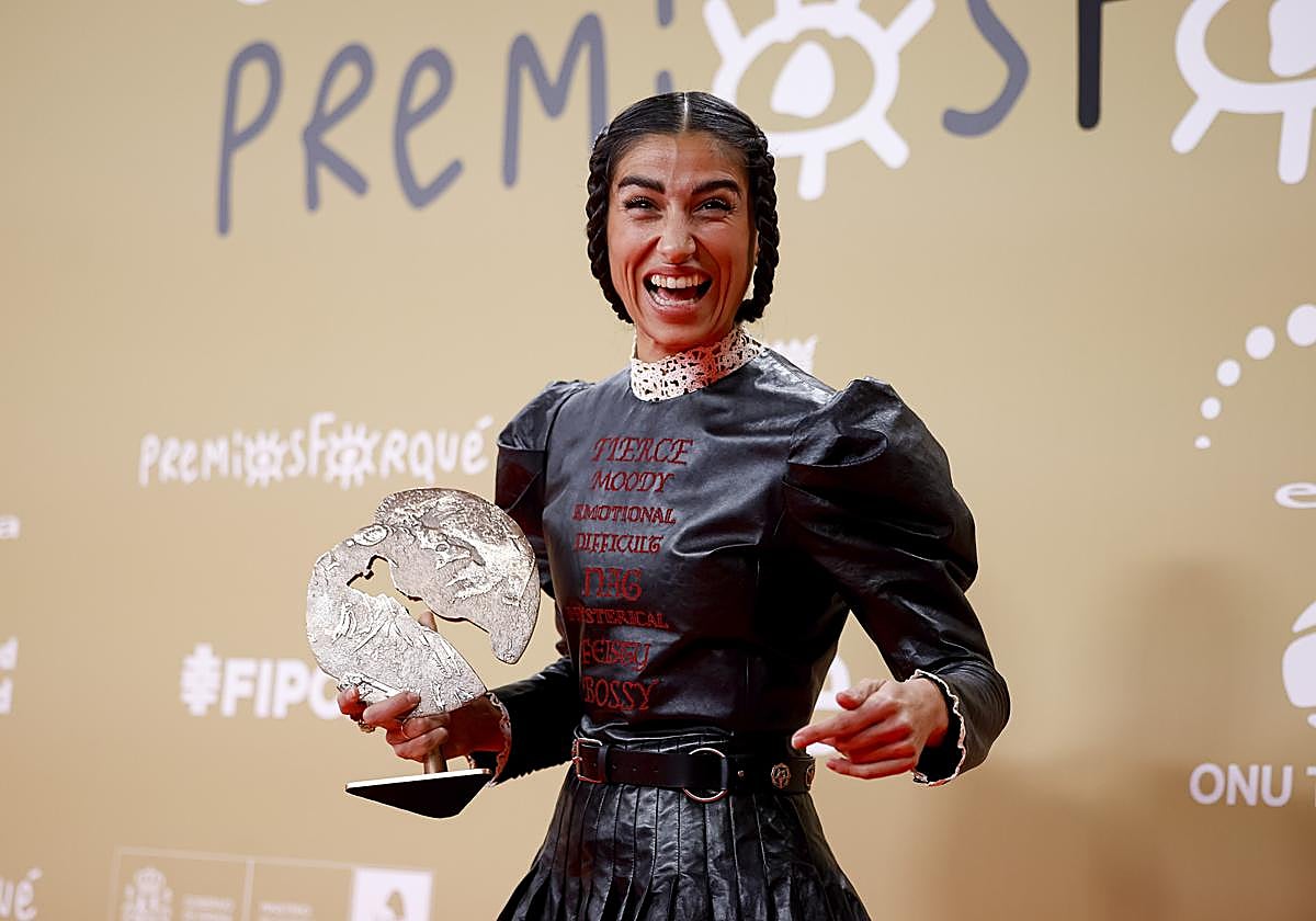 La actriz Carolina Yuste tras recibir el Forqué a mejor actriz protagonista por su trabajo en 'La infiltrada'.