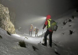 Varios miembros de la Policía autonómica intentan llegar al lugar donde estaban los montañeros.