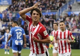 El jugador de Bermeo festejando su diana, mostrando el escudo del Athletic.